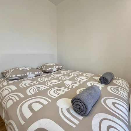 T2 Renove A 15 Min De Lyon Apartment Pierre Benite Bagian luar foto