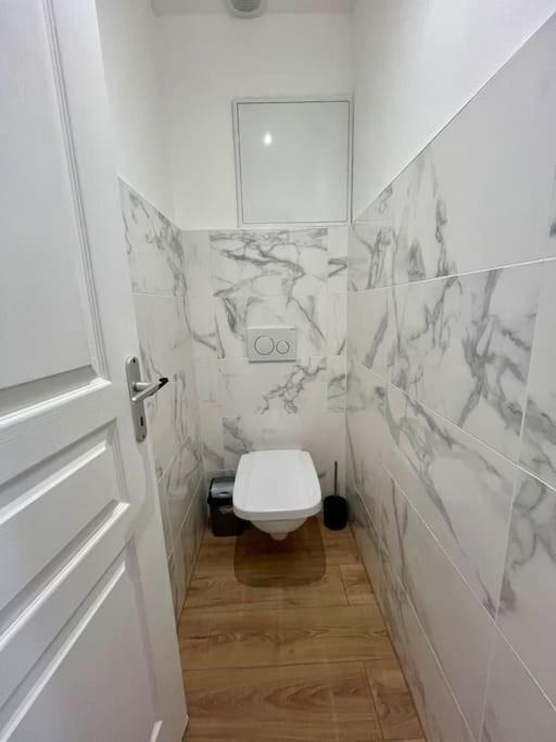 T2 Renove A 15 Min De Lyon Apartment Pierre Benite Bagian luar foto